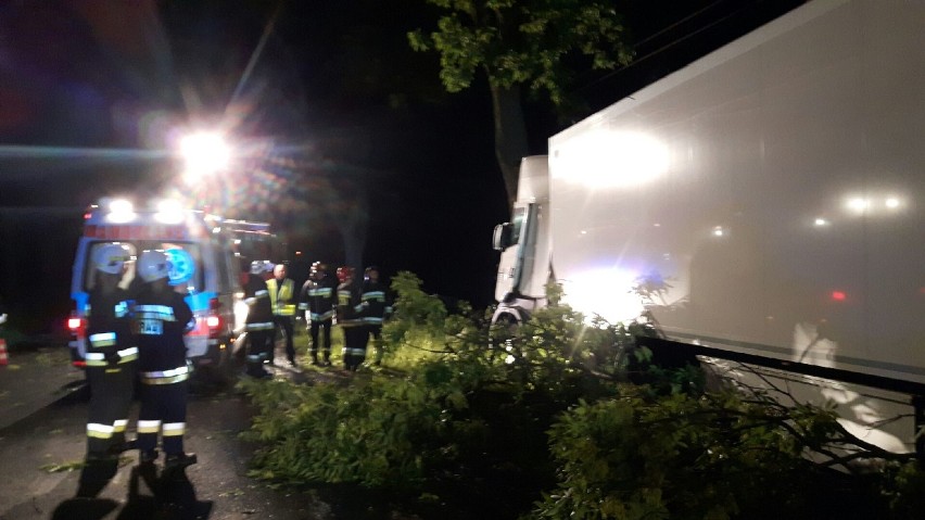 Wypadek ciężarówki w Skomlinie. Scania uderzyła w osobówkę i drzewo [FOTO]