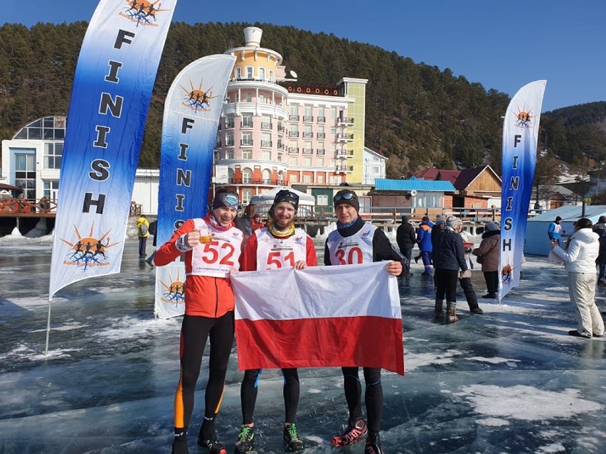 Artur Pelikan z NGB Kłobuck wysoko w XV Baikal Ice Marathon. Na skutym lodem Bajkale pobiegli także zawodnicy z Lublińca ZDJĘCIA