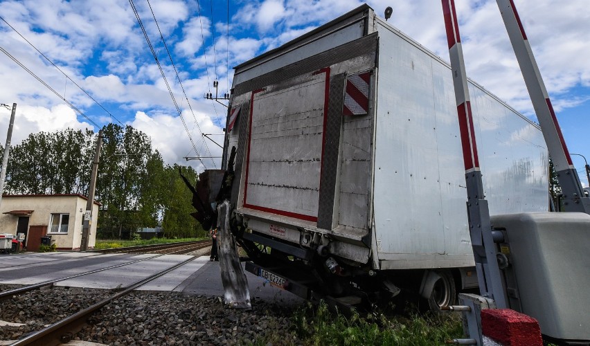 Wypadek na przejeździe kolejowym w Bydgoszczy [zdjęcia]