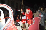Ulicami Świebodzina przeszła wielka parada z udziałem św. Mikołaja i jego świty. Pod ratuszem wszyscy odpalili choinkę