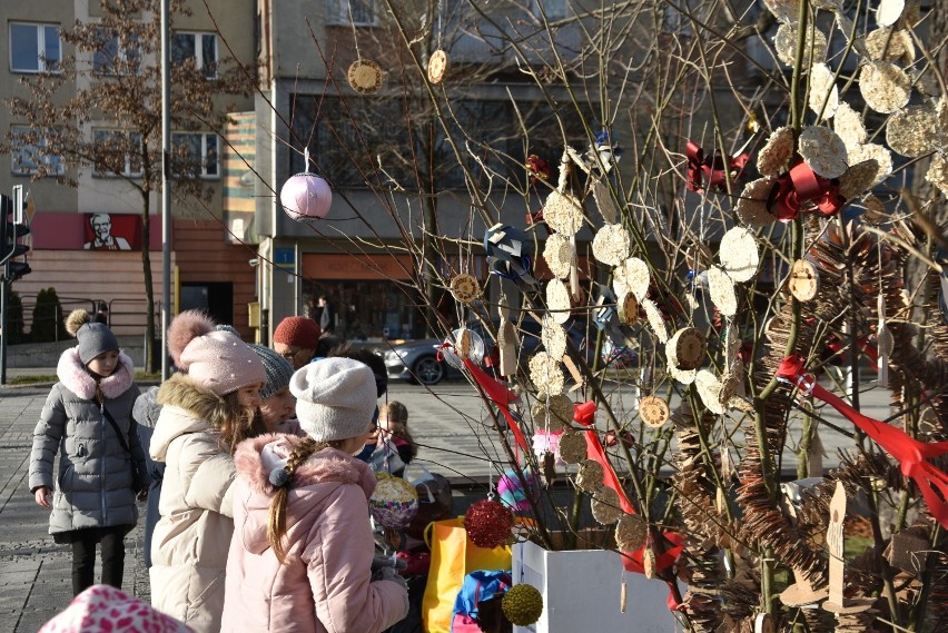 Uczniowie udekorowali świątecznie Plac Biegańskiego ZDJĘCIA