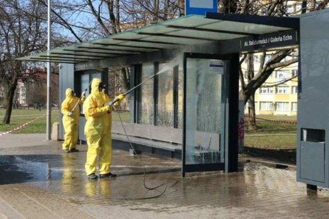 W tym tygodniu rozpocznie się mycie i dezynfekcja  przystanków autobusowych, jak również innych miejsc i wyposażenia miasta. Ma to związek z pandemią koronawirusa. Podobna akcja była prowadzona wiosną, podczas pierwsze fali zakażenia.