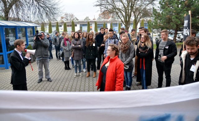 Studenci WSPA chcą, by odwołane ze stanowisk rektor i prorektor, zostały przywrócone do pracy na uczelni.