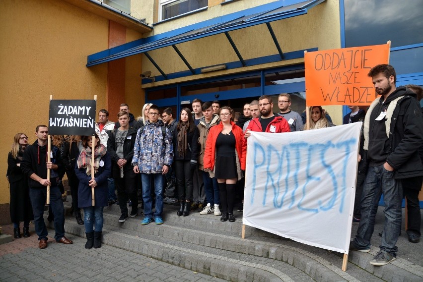 Studenci WSPA chcą, by odwołane ze stanowisk rektor i...