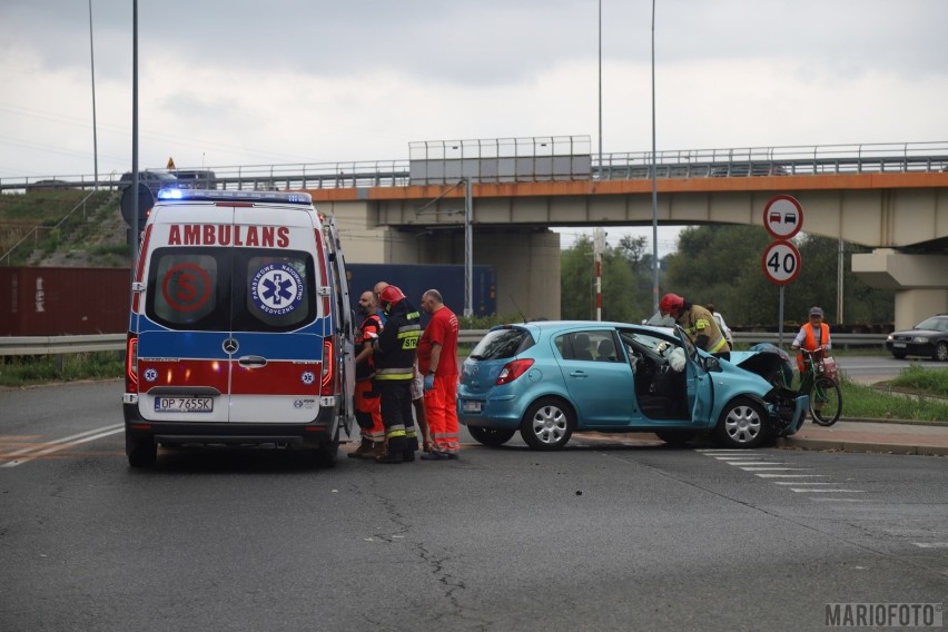 Wypadek na Niemodlińskiej w Opolu. Opel zderzył się z mazdą