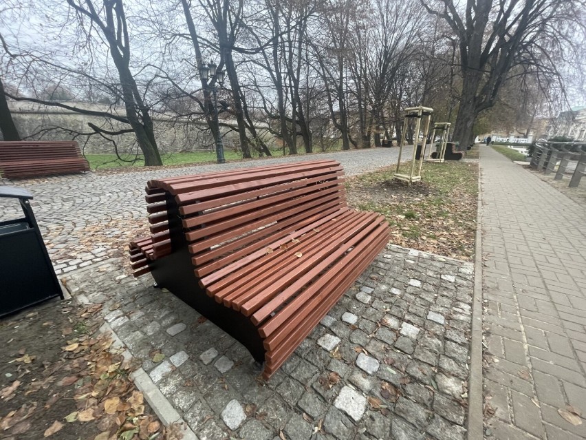 Nowe ławki przy al. Lubomirskich w Rzeszowie zastąpiły stare i wysłużone (ZDJĘCIA)
