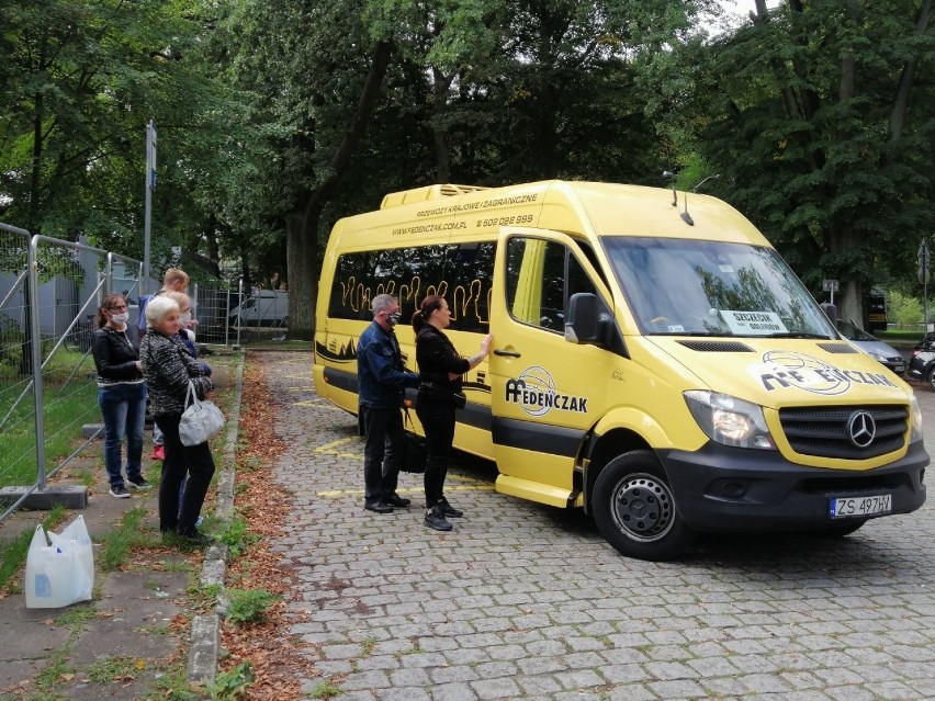 Brakuje ławek, rozkładów, porządku. Chaos na tymczasowym przystanku busów w Goleniowie