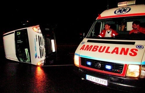 W zderzeniu busa z osobówką rannych zostało 18 osób. Ciężej ranni wciąż pozostają w legnickim szpitalu