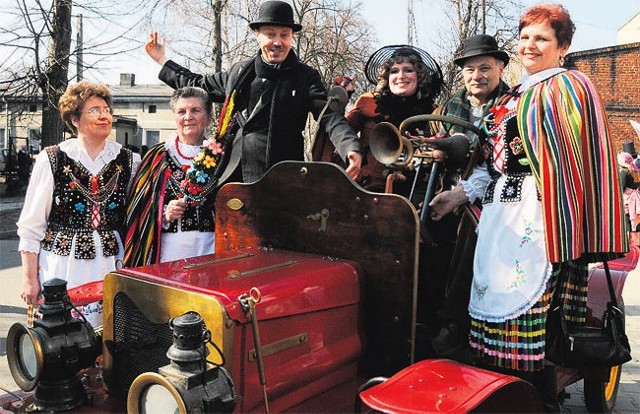 Specjalny punkt programu "Ziemia obiecana spełnia obiecanki" stanowiło wspólne, głośne czytanie sławnej powieści. Okazało się, że aż na 718 głosów zabrzmiał fragment zaczynający się od słów "Łódź się budzi...". 

Projekt "Dotknij teatru" to ponad sto wydarzeń, które będą się odbywały do 29 bm. Przygotowali je artyści i animatorzy kultury z okazji przypadającego 27 marca Międzynarodowego Dnia Teatru. Ten weekend jest koncentracją imprez. Szczegóły pod:www.dotknij-teatru.pl.