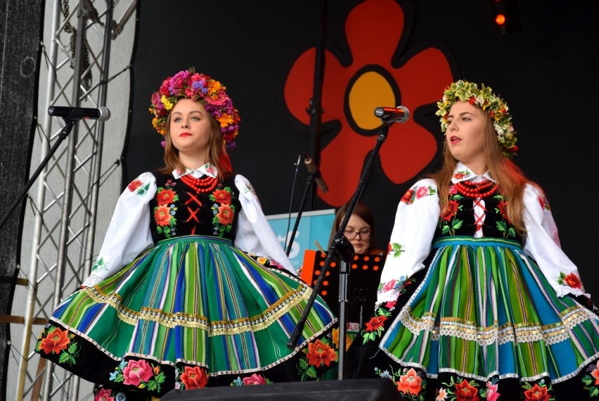 Skierniewickie Święto Kwiatów, Owoców i Warzyw 2019: Kapela ludowa Jerzego Jasiaka i Akademia 4-20 na scenie CKiS [ZDJĘCIA, FILM]