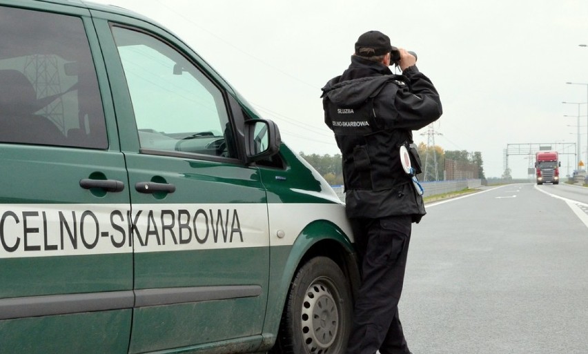 W Suwałkach funkcjonariusze KAS zatrzymali nielegalny transport odpadów