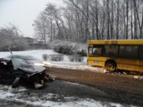 KRÓTKO: Na ul. Stefana Batorego doszło do groźnego wypadku z udziałem samochodu i autobusu