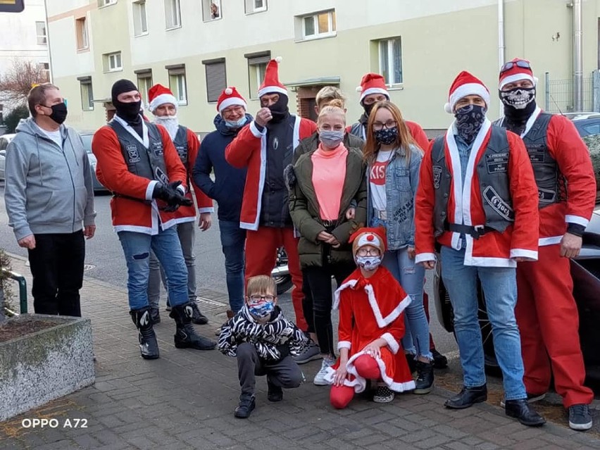 Motomikołaje tradycyjnie dostarczyli do Domu Dziecka w Pleszewie piękną, żywą choinkę