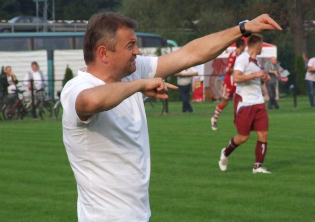 Trener Garbarni Mirosław Hajdo mocno gestykulował na ławce, mobilizując swoich zawodników do walki.