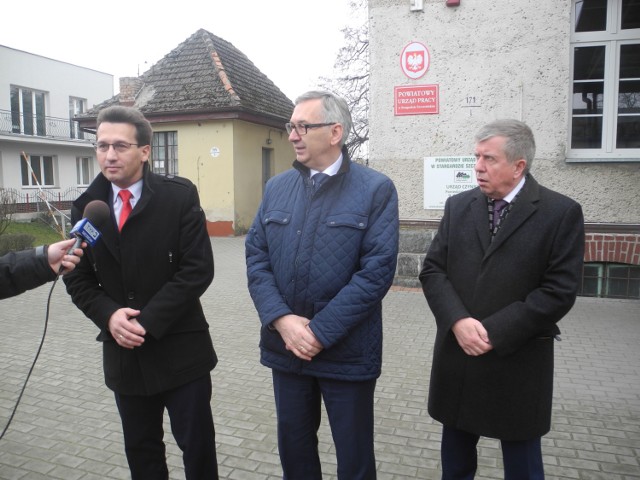 Od lewej: Ireneusz Rogowski, starosta, Stanisław Szwed, sekretarz stanu w MRPiPS i Michał Jach, poseł PiS.