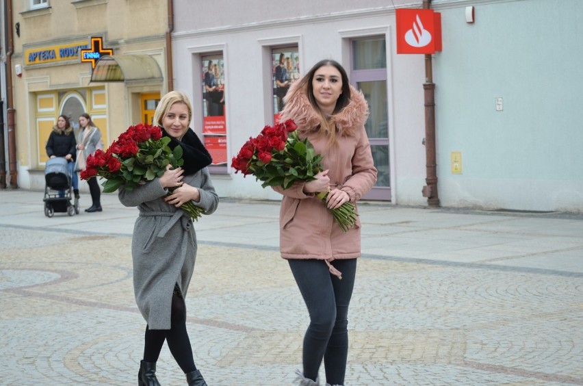 Polkowice: Maturzyści zatańczyli poloneza w rynku (ZDJĘCIA/FILMY)