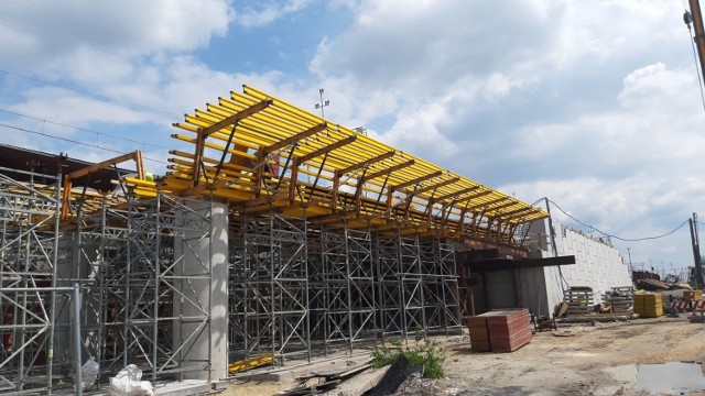 Centrum przesiadkowe Opole Wschodnie. Postępuje budowa estakady, będą nowe utrudnienia dla pieszych i kierowców. Trwają przygotowania do wykonania nowego tunelu w nasypie kolejowym.