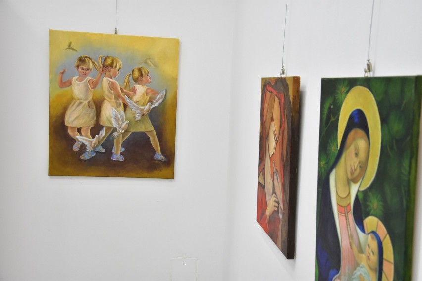 Zdjęcia z wernisażu wystawy obrazów Marii Szymańskiej w...