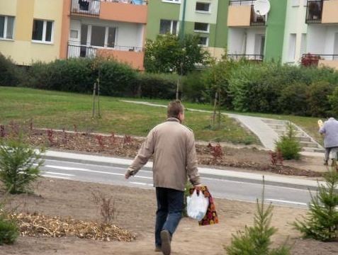 Póki obwodnica nie jest jeszcze otwarta, mieszkańcy ul. Łącznej przechodzą własnym skrótem