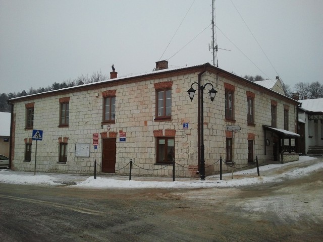 Tak obecnie wygląda Urząd Gminy w Janowcu, po remoncie przybędzie zagospodarowane poddasze i spadzisty dach.