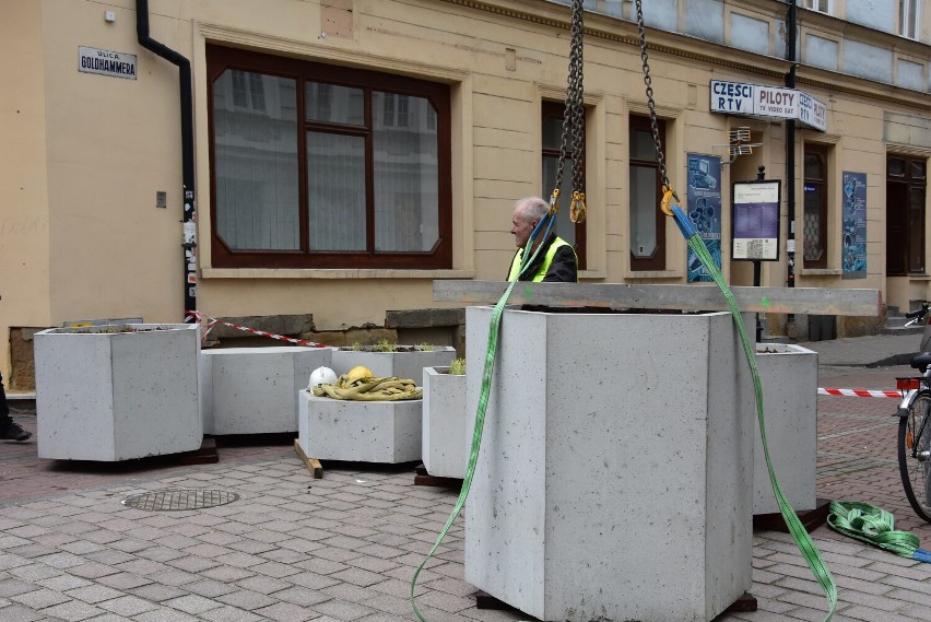Parklety powstają na ulicy Wałowej i mają być gotowe na...