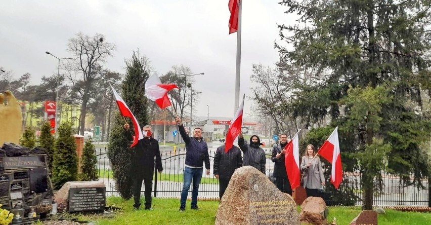 Członkowie Chodzieskiego Stowarzyszenia Patriotycznego uczcili Dzień Flagi w Zakątku Katyńskim