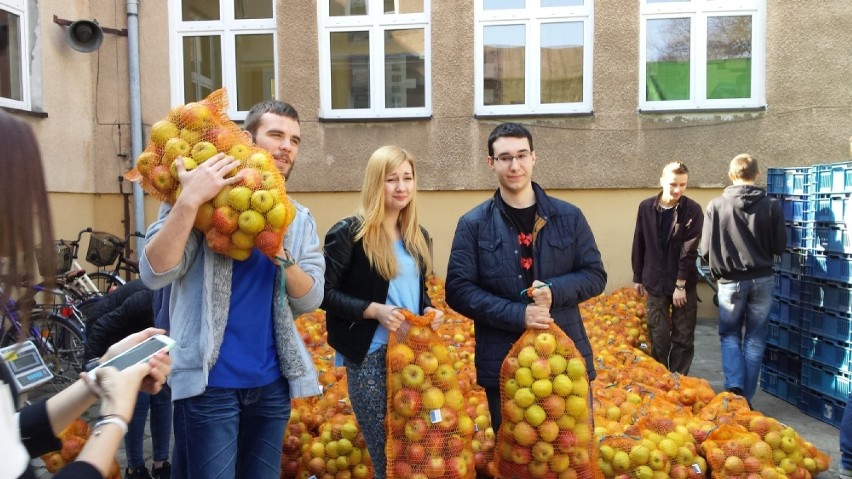 Akcja "Jabłka dla szkół" w ZSEA w Kole