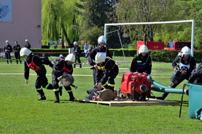 Strażacy walczyli na boisku w Bielicach.