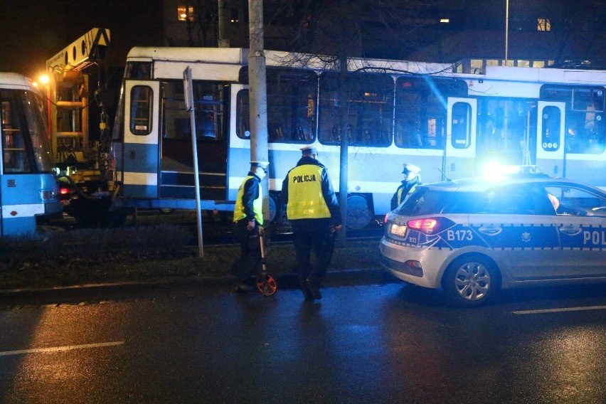 Wrocław. Przy Sky Tower kobieta wpadła pod tramwaj. Żeby ją wydostać, trzeba było użyć dźwigu [ZDJĘCIA]