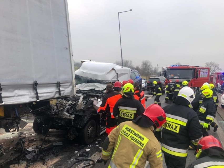 Wypadek na obwodnicy Lwówka. Auto wbiło się pod naczepę [ZDJĘCIA]