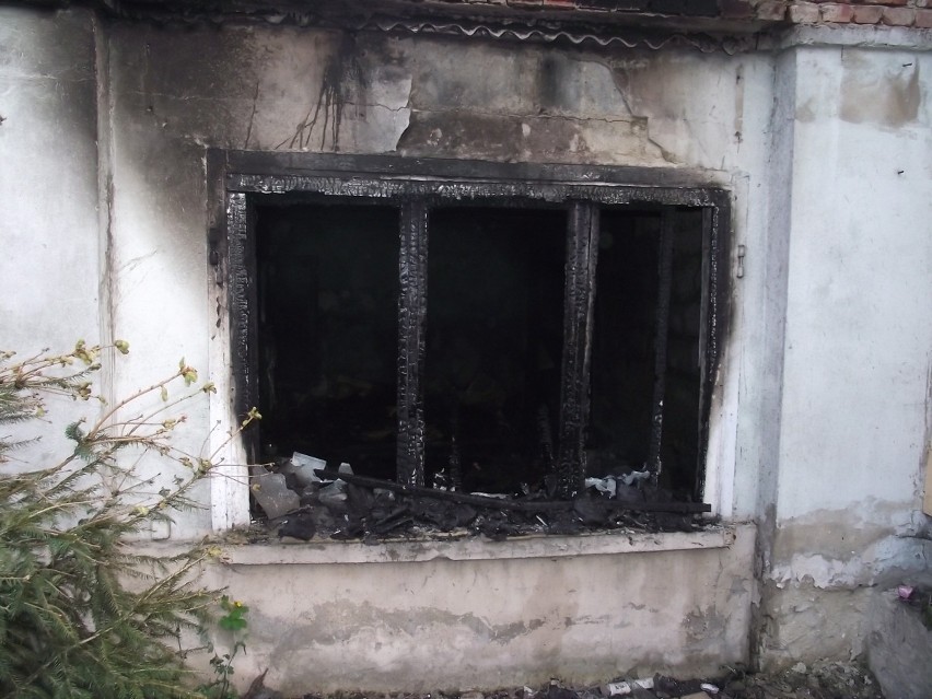 Ostrów: Mężczyzna spłonął w pożarze domu przy ulicy Profesora Kaliny [ZDJĘCIA]