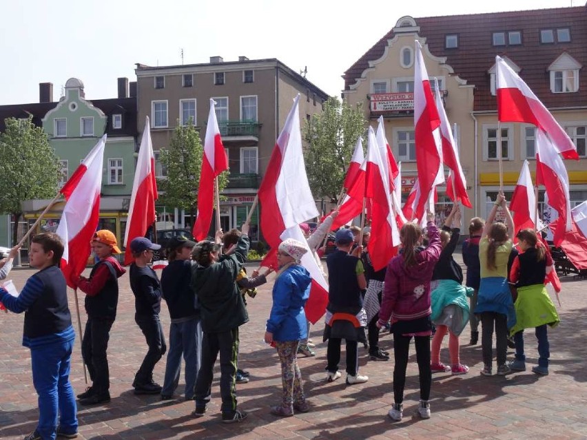 Dzień Flagi w Chodzieży. Dwieście flag rozdano w ciągu 20 minut