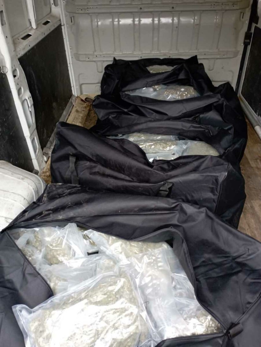Policjanci odkryli ogromne torby przemysłowe wypełnione...