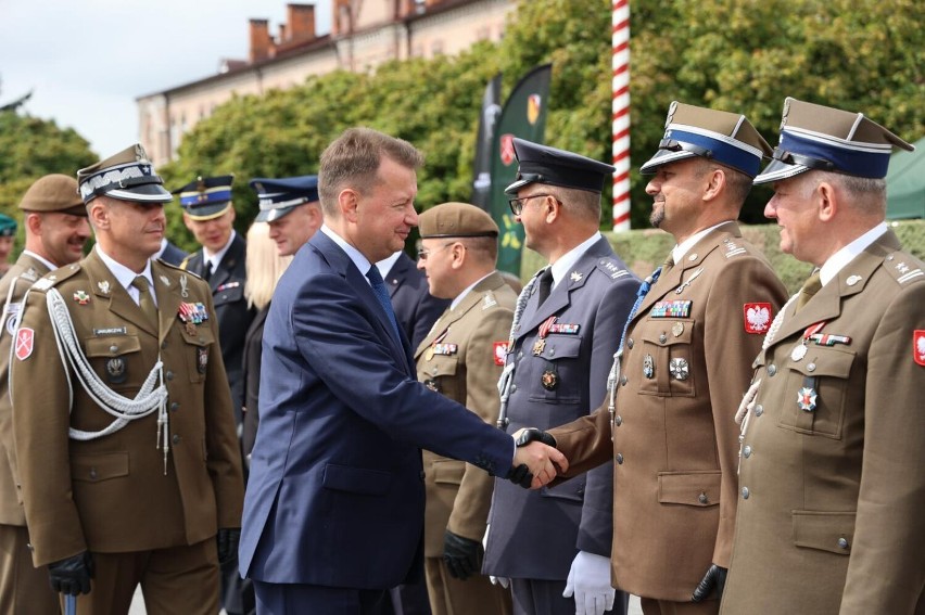 Wicepremier Mariusz Błaszczak w Chełmie uczestniczył w przysiędze żołnierzy 19. chełmskiego dywizjonu artylerii samobieżnej. Zobacz zdjęcia