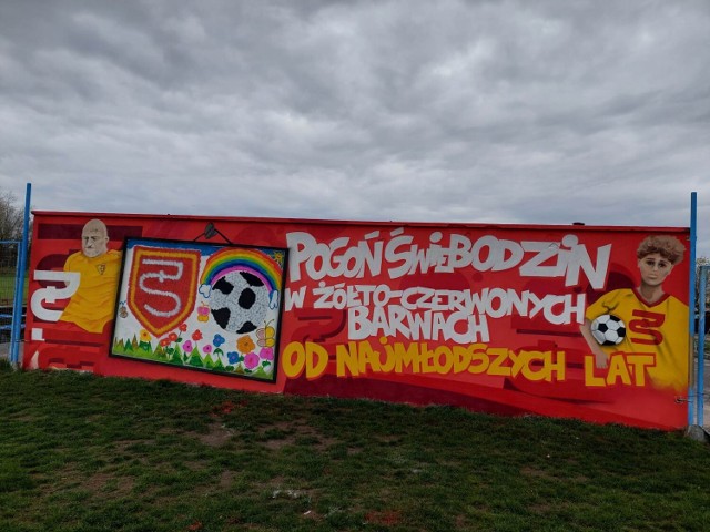 Przy stadionie miejskim w Świebodzinie powstało graffiti.