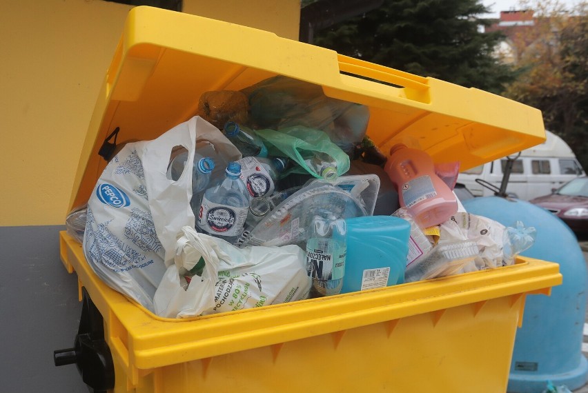 Mieszkańcy gminy Dobra mają kłopot ze śmieciami. Zmiany w systemie odbioru odpadów