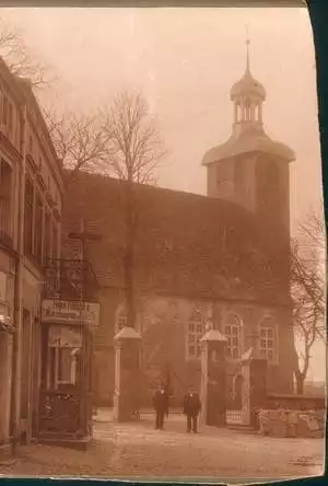 Zdjęcie przedstawia fragment kościerskiego kościoła (od rogu obecnej ul. Kościelnej), który istniał do 1914 roku. Fotografia pochodzi ze zbiorów pani Haliny Perszewskiej z Kościerzyny.
Fot. arch.