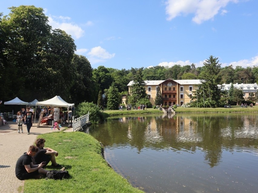 Nałęczów znów tętni życiem. Restauracje i park pełne są turystów. Zobacz zdjęcia z sobotniego spaceru 