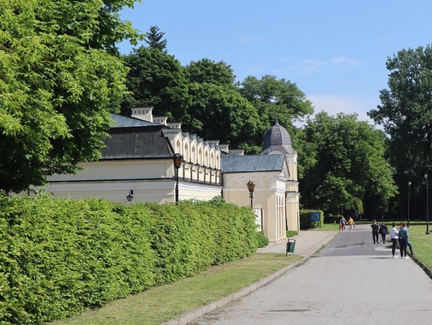 Nałęczów znów tętni życiem. Restauracje i park pełne są turystów. Zobacz zdjęcia z sobotniego spaceru 