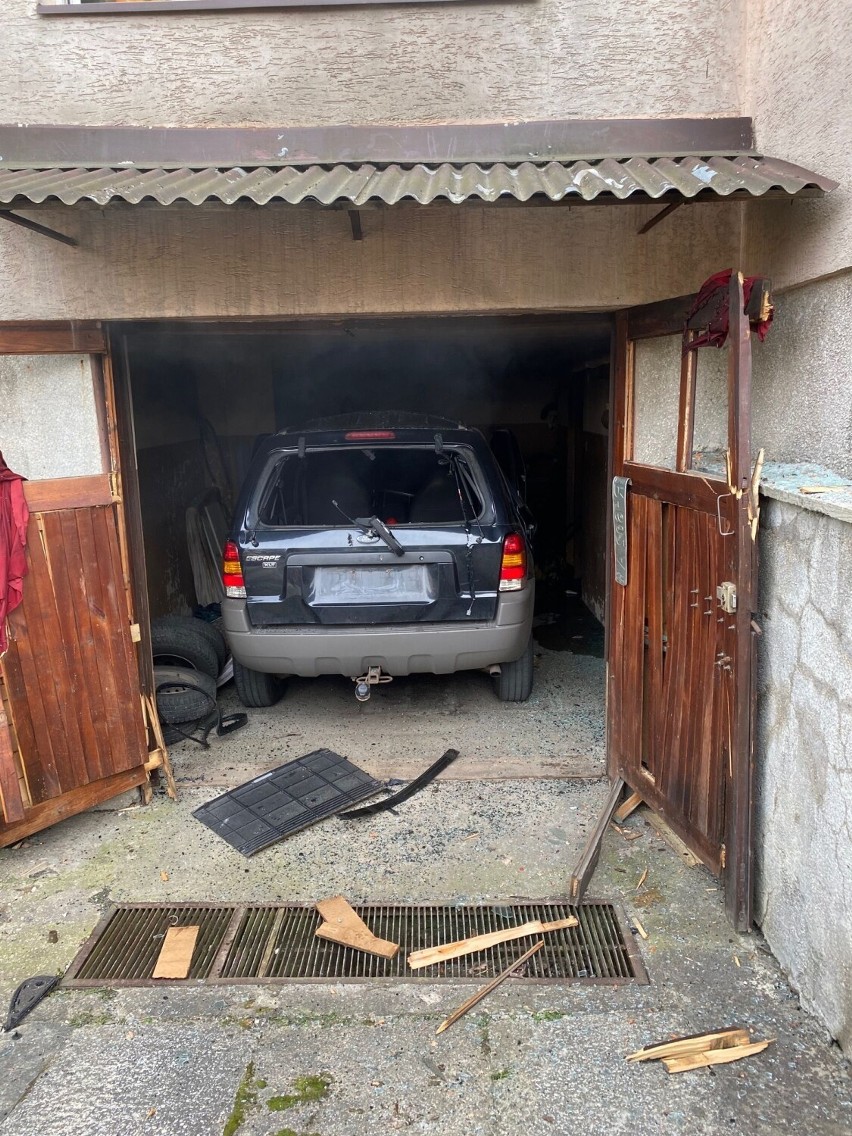 Wybuch samochodu w garażu w Ostrowcu. Straż pożarna w akcji
