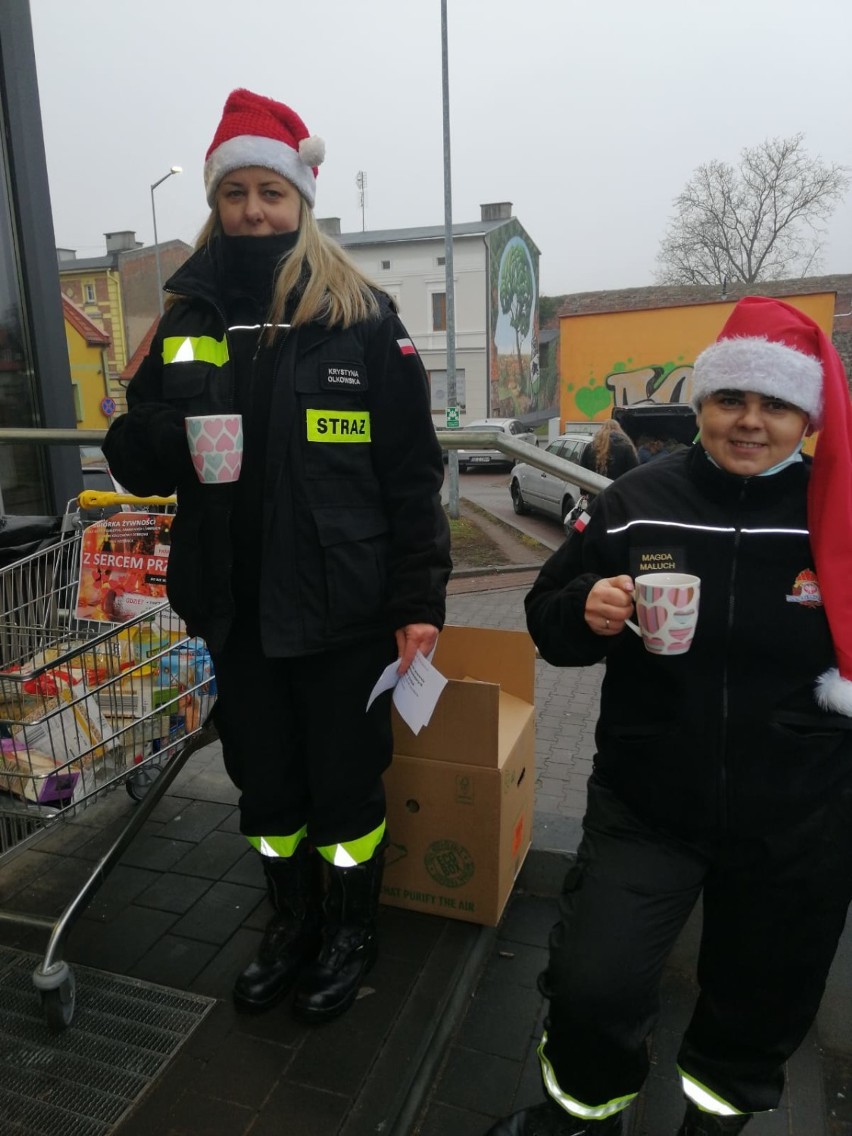 Strażacy z Debrzna zbierali żywność dla potrzebujących w  ramach akcji "Z sercem przy stole"