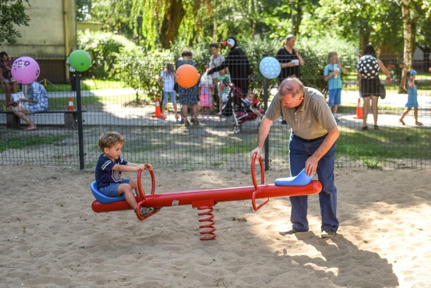 Osiedle Hetmańskie: Zrobili plac zabaw z... nakrętek do...