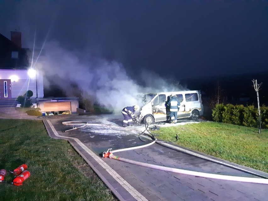 Pożar samochodu na posesji w miejscowości Głojsce koło Dukli [ZDJĘCIA]