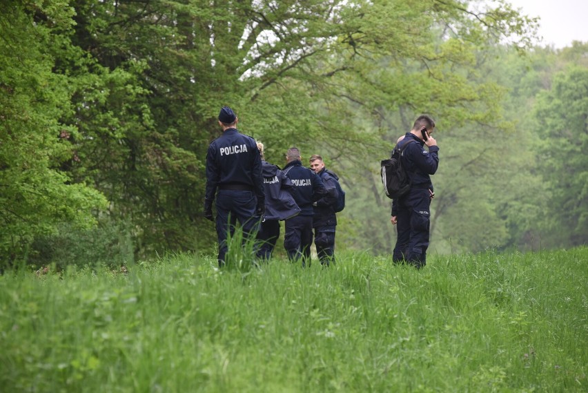 Policjanci odnaleźli zaginionego w lesie mężczyznę