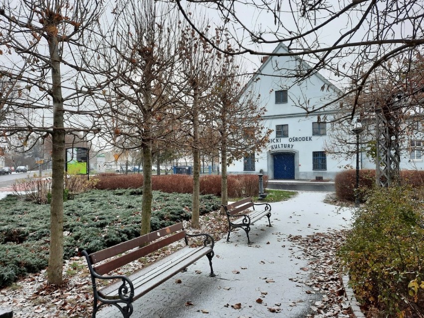 Pierwszy śnieg w Obornikach. Miasto w śnieżnej scenerii