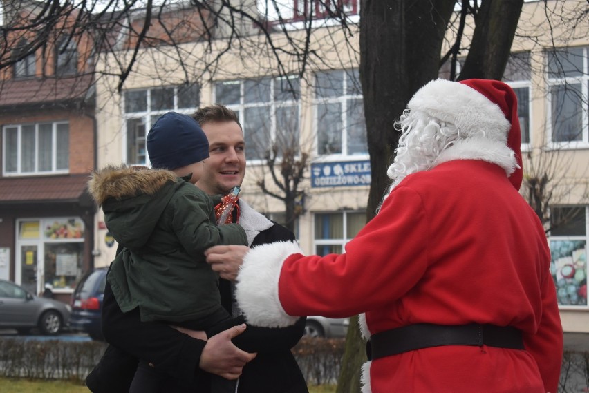 Święty Mikołaj w centrum Chocza rozdawał dzieciom słodkie prezenty