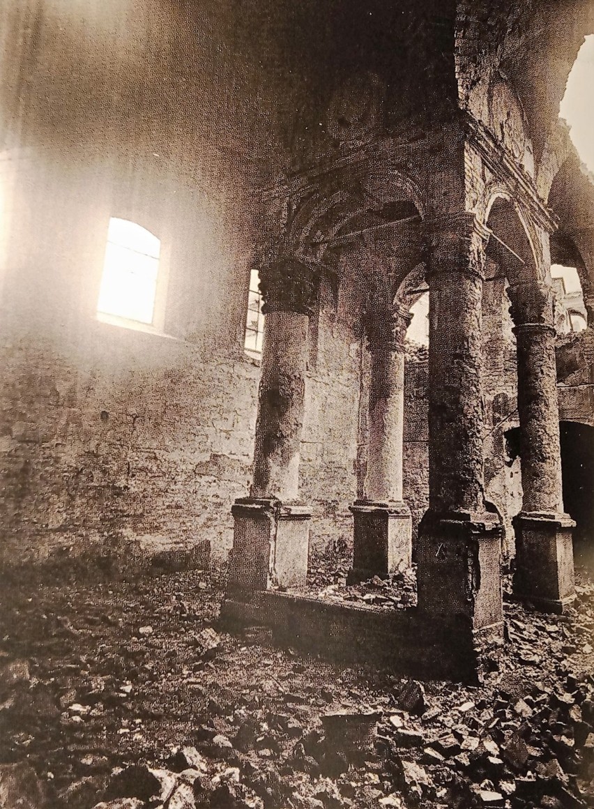 Synagoga stara została spalona, a nastepnie zburzona przez...