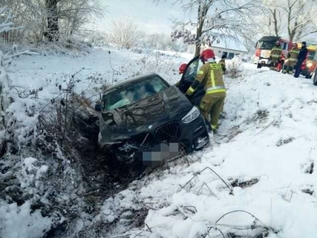 Wypadek na trasie Tyń - Pieszcz  w gminie Postomino. Samochód zjechał z drogi i wylądował w rowie.