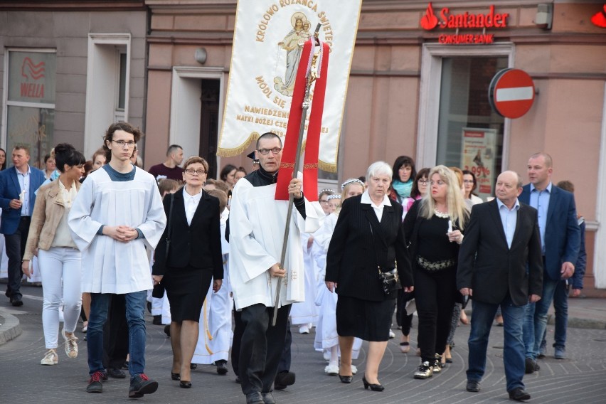 Uroczystą procesją i nabożeństwem uczcili rocznicę objawień fatimskich