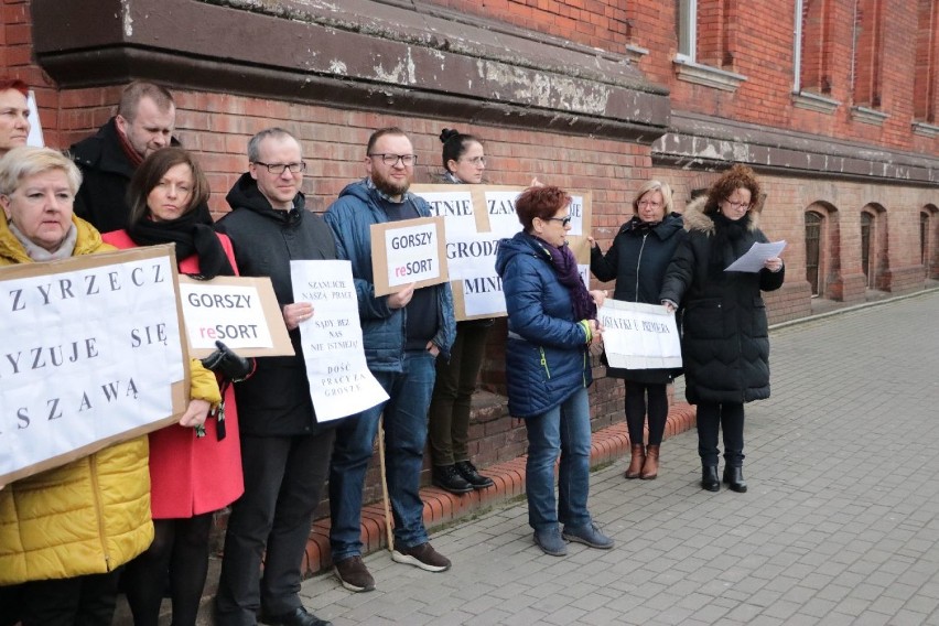 Podobne manifestacje odbywają się w całej Polsce. Pracownicy...